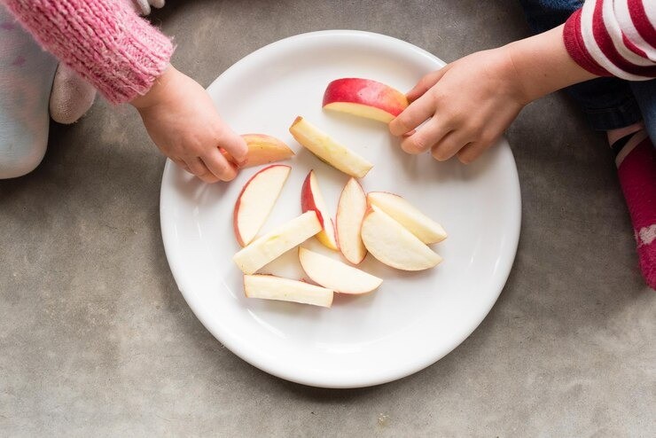 manfaat buah apel untuk bayi, apel untuk mpasi, apel kukus bayi, camilan sehat anak, buah untuk imunitas anak, buah tinggi serat untuk bayi, vitamin c alami untuk bayi, cara menyajikan apel untuk mpasi, puree apel bayi, apel untuk pencernaan anak